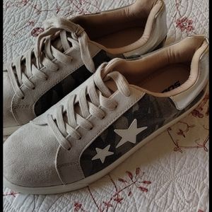 SODA camo sneakers with stars ⭐